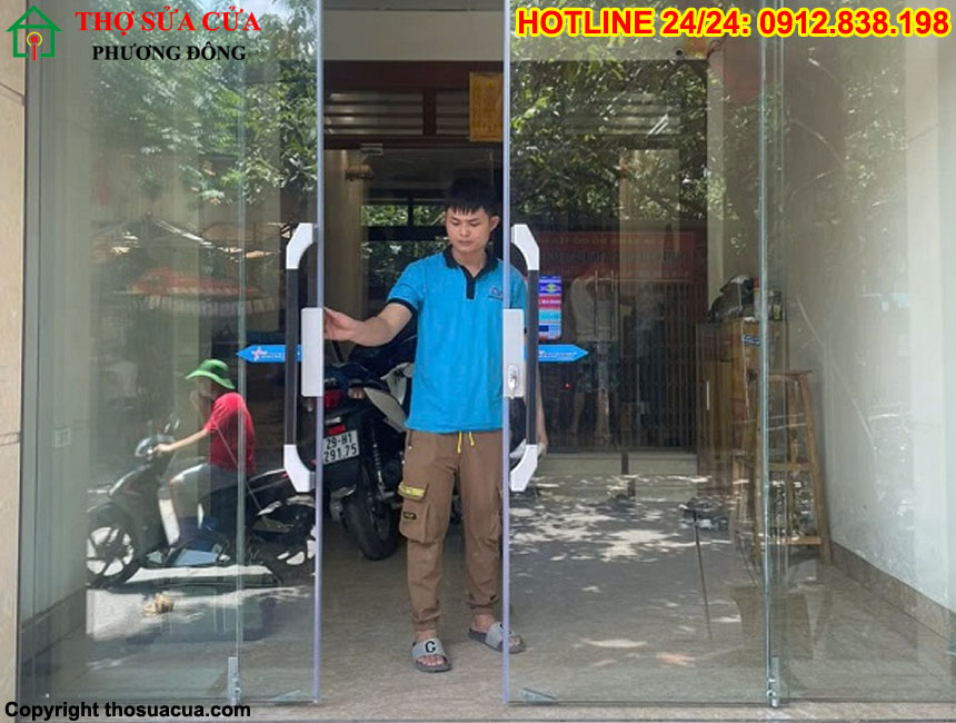 Cửa kính cường lực lùa bị kẹt