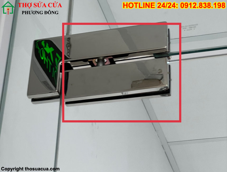 Kẹp góc cửa kính bị nứt