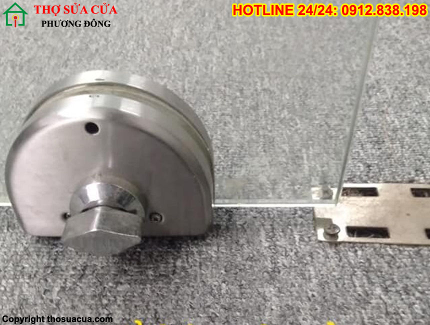 Khóa cửa kính cường lực bị kẹt