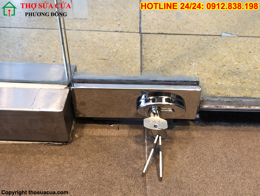 Ổ khóa cửa kính bị hỏng