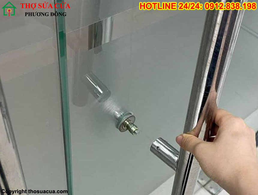 Tay nắm cửa kính cường lực bị lỏng