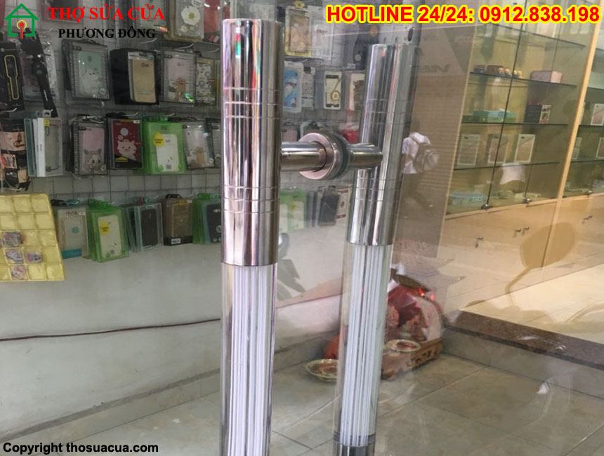 Tay nắm cửa kính cường lực bị lỏng
