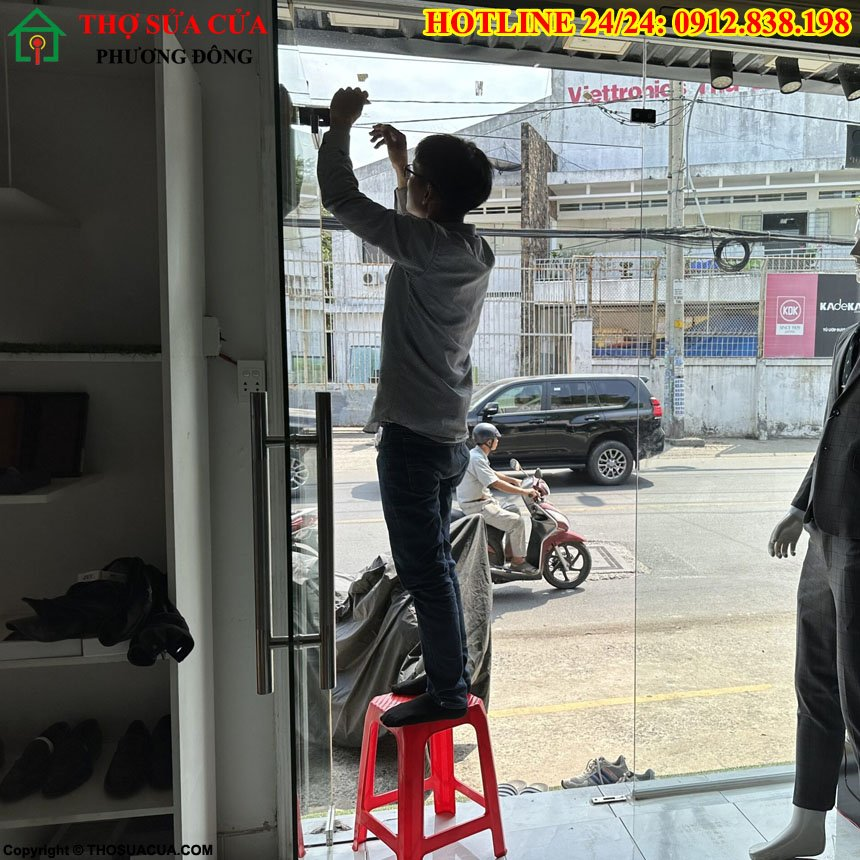 Cửa kính cường lực bị lệch cánh