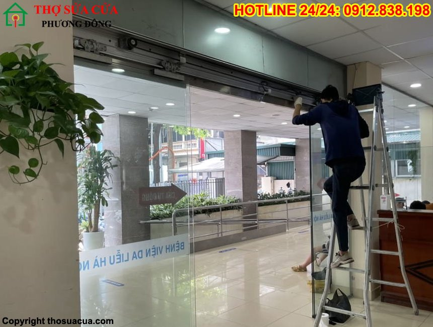 Cửa kính cường lực lùa bị kẹt