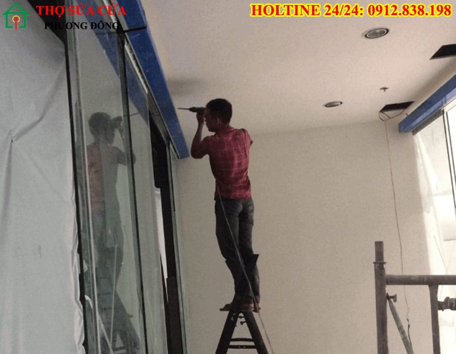 Sửa cửa kính lùa treo
