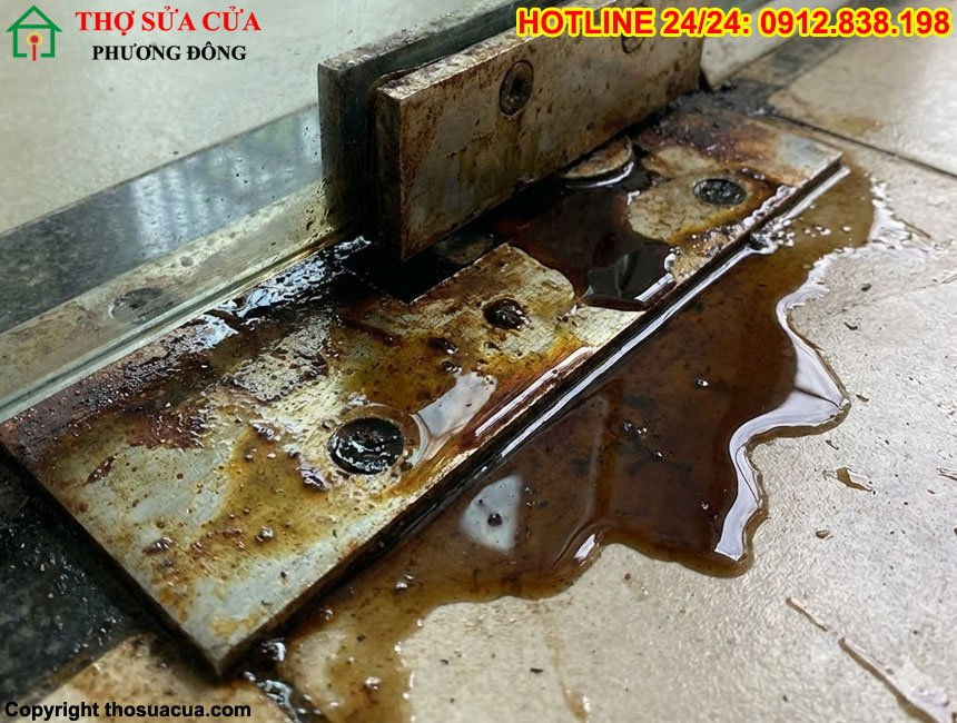 Bản lề cửa kính cường lực bị chảy dầu