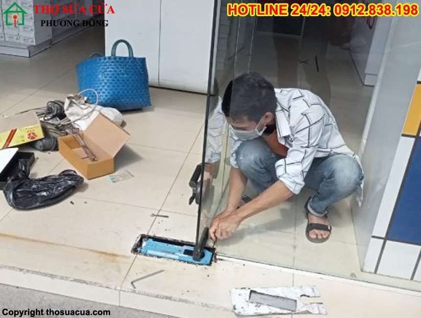 Ty bản lề sàn bị gãy