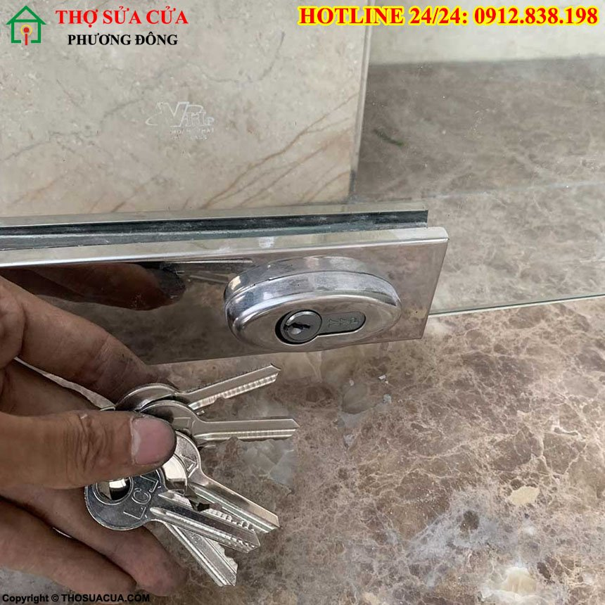 Khóa cửa kính cường lực bị kẹt