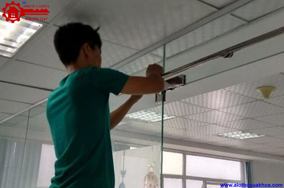 Kẹp kính cường lực bị lỏng