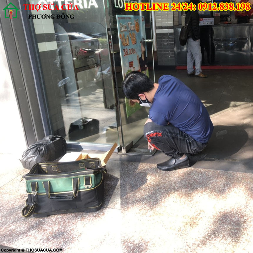 Cửa kính cường lực bị lệch cánh