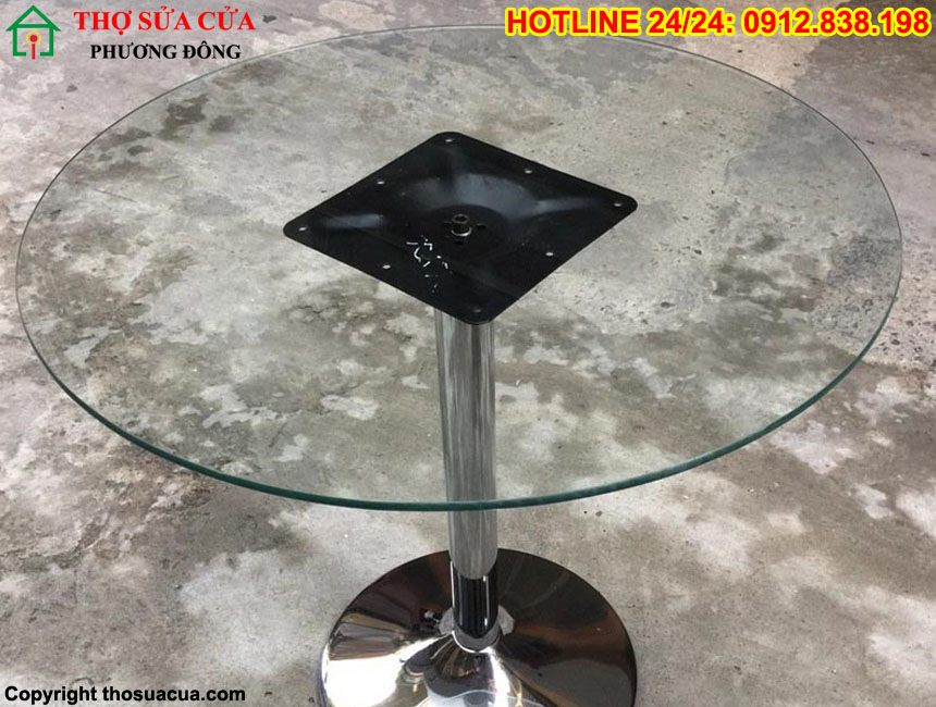 Mặt bàn kính quán cà phê