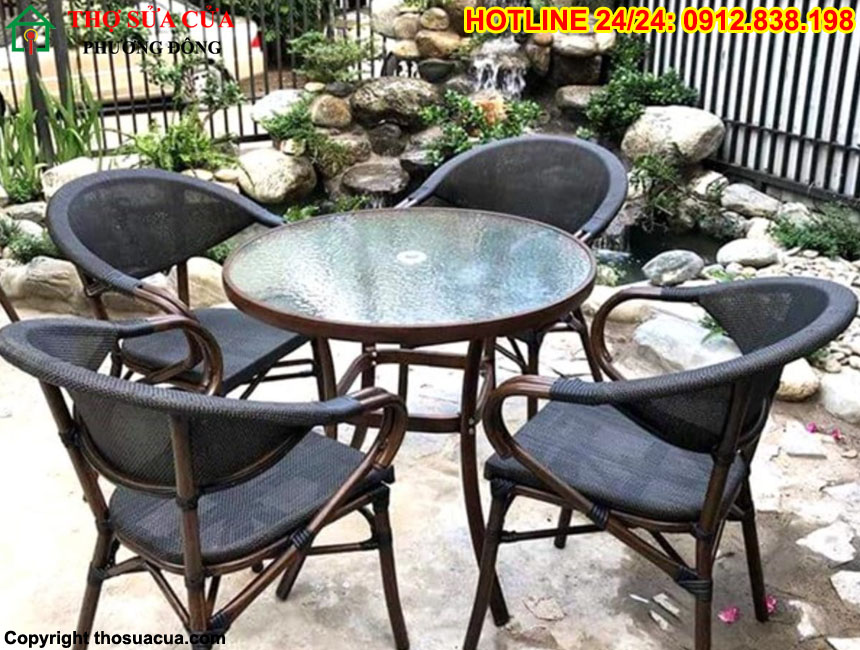 Mặt bàn kính quán cà phê