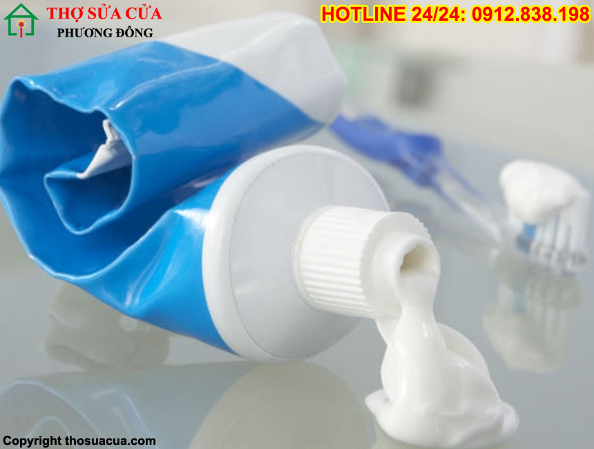 Xóa vết xước mặt kính